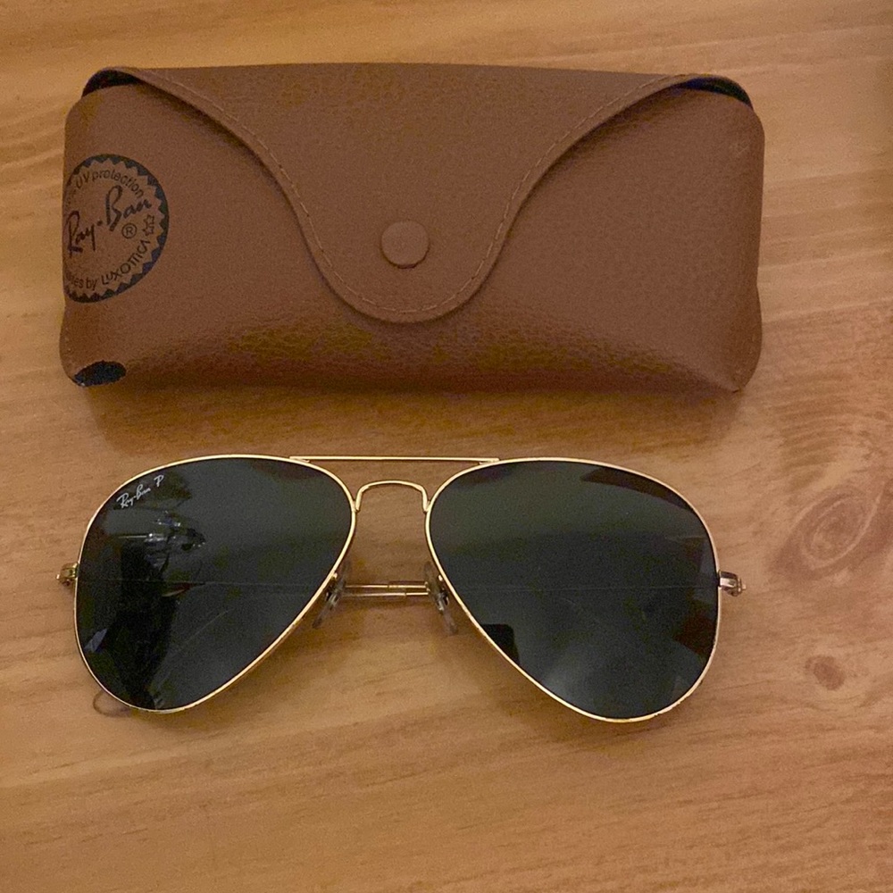Like new Ray Ban Aviators polarized. Unisex